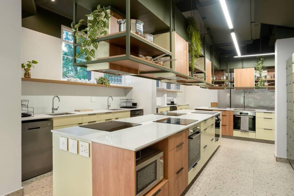 Central Modern City Escape Apartment! Le Cap Extérieur photo