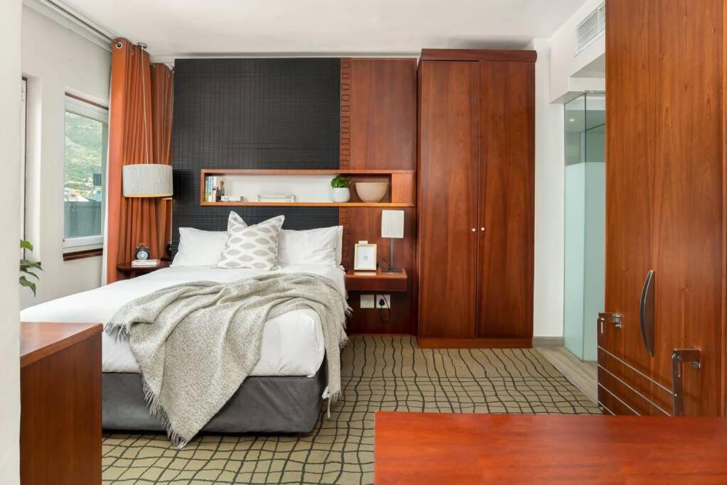 Central Modern City Escape Apartment! Le Cap Extérieur photo
