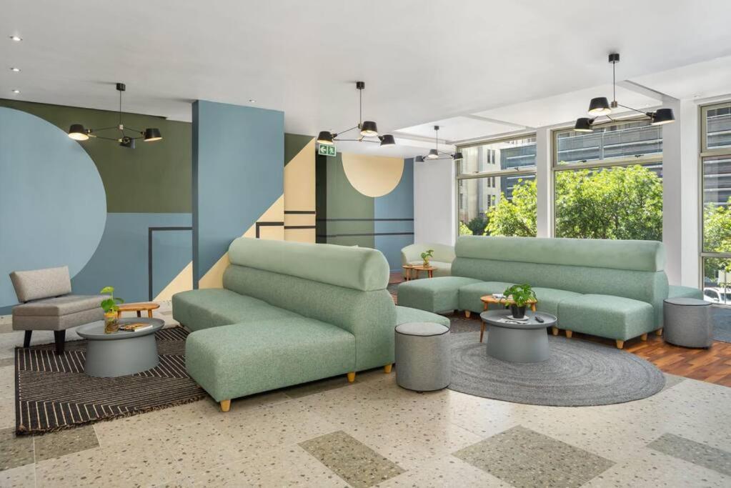 Central Modern City Escape Apartment! Le Cap Extérieur photo